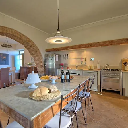 Sleeps 11 Pool Air Con Wifi Fighine